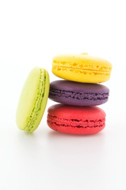 badem kurabiyesi beyaz arkaplanda izole edilmiş