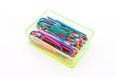 Kağıt atacı beyaz arkaplanda izole edildi