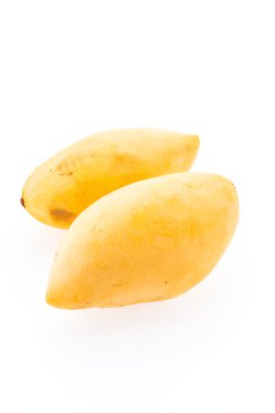 Mango beyaz arkaplanda izole edildi