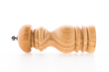 Beyaz arka plan üzerinde izole karabiber ahşap şişe