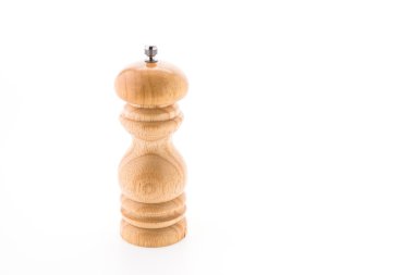 Beyaz arka plan üzerinde izole karabiber ahşap şişe