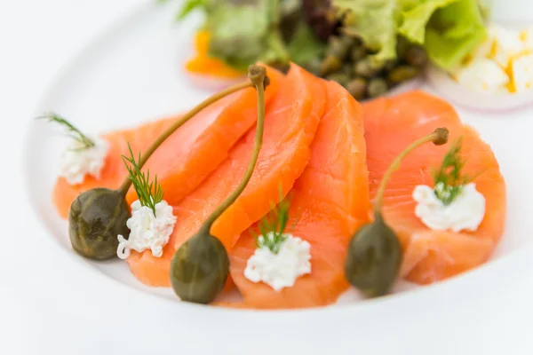 Smoked salmon salad — Stock Photo, Image