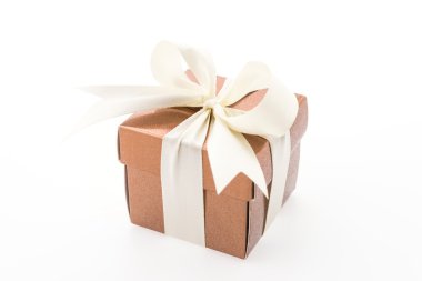 Beyaz arkaplanda izole edilmiş altın hediye kutusu