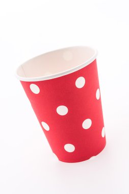 Beyaz arka plan üzerinde izole kırmızı puantiyeli kağıt bardak