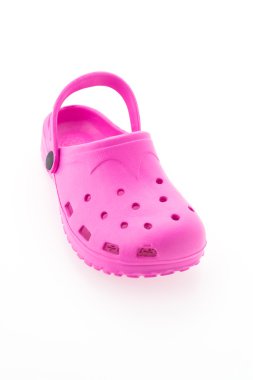 Beyaz arkaplanda izole edilmiş pembe sandaletler