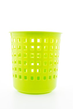 Beyaz arkaplanda izole edilmiş plastik sepet