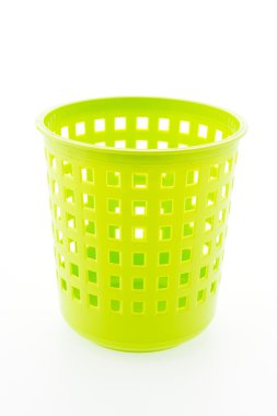 Beyaz arkaplanda izole edilmiş plastik sepet