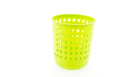 Beyaz arkaplanda izole edilmiş plastik sepet