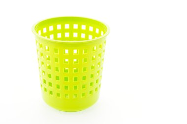 Beyaz arkaplanda izole edilmiş plastik sepet