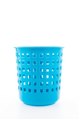 Beyaz arkaplanda izole edilmiş plastik sepet