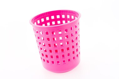 Beyaz arkaplanda izole edilmiş plastik sepet