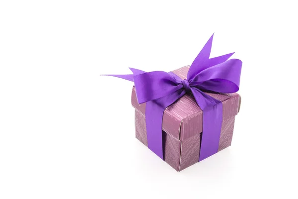Paarse geschenkdoos geïsoleerd op witte achtergrond — Stockfoto