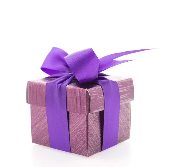 Caja de regalo púrpura aislada sobre fondo blanco — Foto de Stock