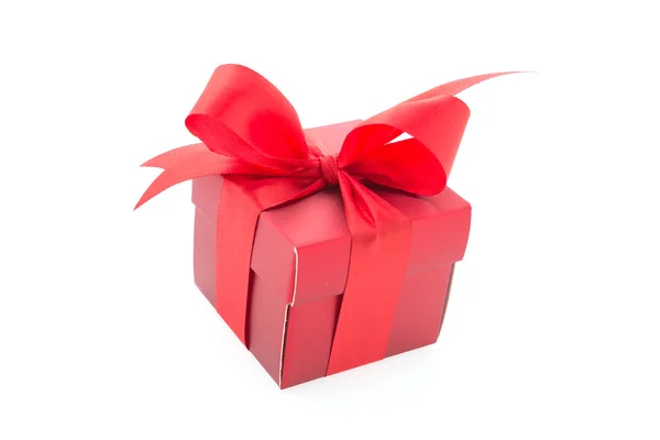 Rode geschenkdoos geïsoleerd op witte achtergrond — Stockfoto