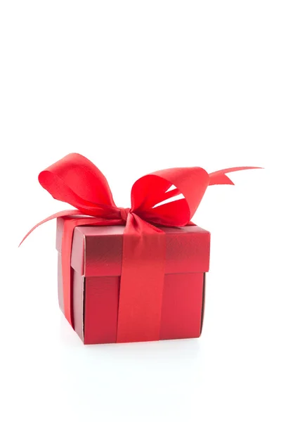 Kırmızı hediye kutusu beyaz arkaplanda izole edildi — Stok fotoğraf