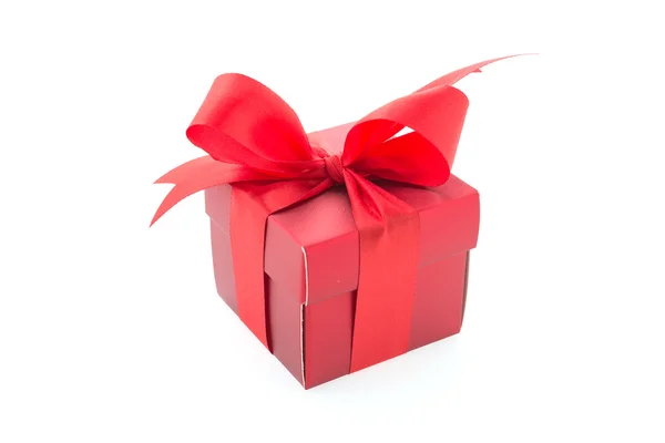 Scatola regalo rossa isolata su sfondo bianco — Foto Stock