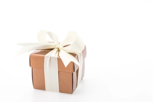 Gold-Geschenk-Box isoliert auf weißem Hintergrund — Stockfoto