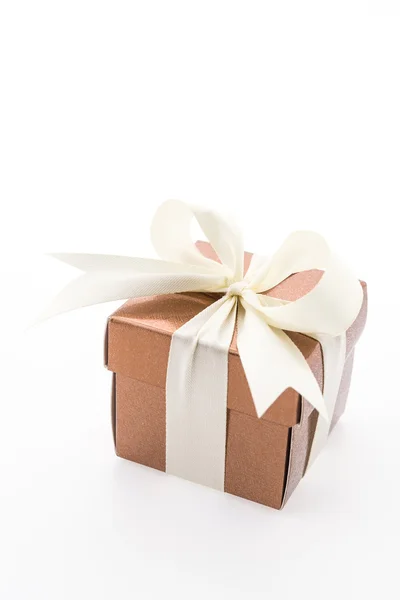 Gold-Geschenk-Box isoliert auf weißem Hintergrund — Stockfoto