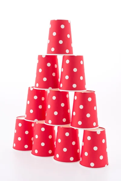 Copo de papel vermelho polka dot isolado no fundo branco — Fotografia de Stock