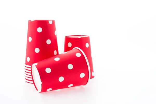 Copo de papel vermelho polka dot isolado no fundo branco — Fotografia de Stock