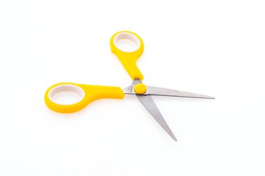 Makas beyaz arkaplanda izole edildi