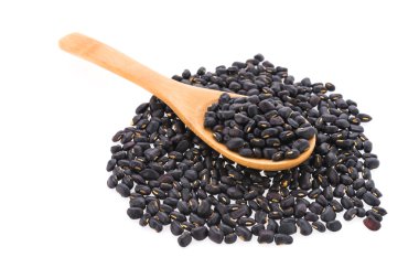 Siyah fasulyeler beyaz arkaplanda izole.