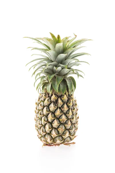 Beyaz üzerine izole edilmiş ananas — Stok fotoğraf