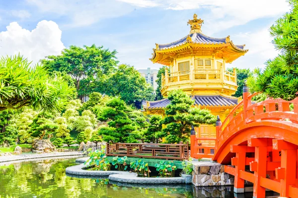 Guld kinesiska paviljongen på park i Hongkong — Stockfoto