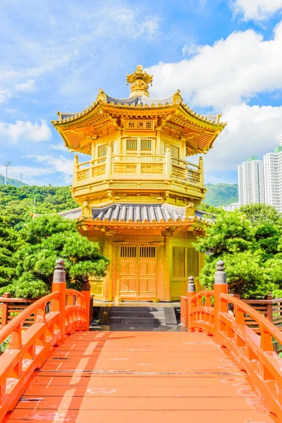 Padiglione cinese d'oro al parco di Hong Kong — Foto Stock