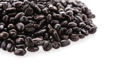 Beyaz arka planda izole kahve çekirdekleri