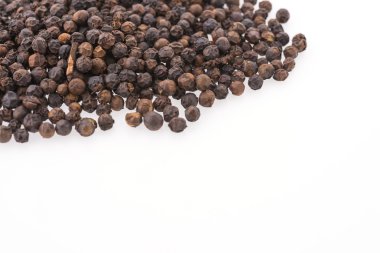 Siyah biber beyaz arkaplanda izole edildi