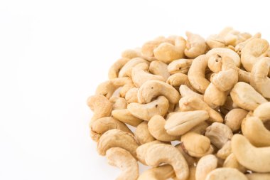 Beyaz arkaplanda izole edilmiş kaju fıstıkları