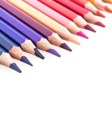 Beyaz arkaplanda izole edilmiş renkli kalem