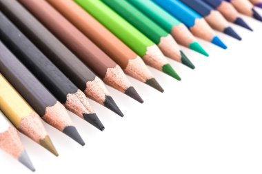 Beyaz arkaplanda izole edilmiş renkli kalem