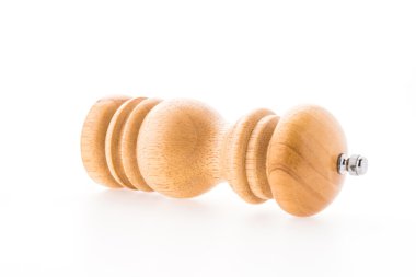 Beyaz arka plan üzerinde izole karabiber ahşap şişe