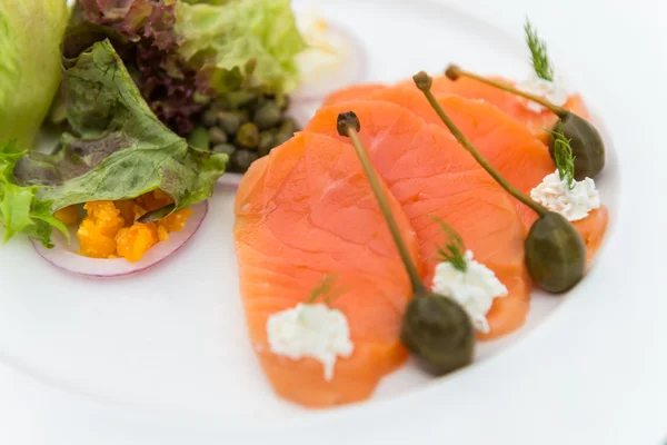 Smoked salmon salad — Stock Photo, Image