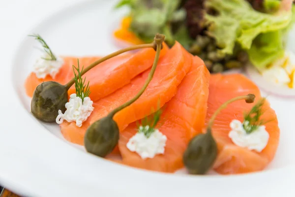 Smoked salmon salad — Stock Photo, Image