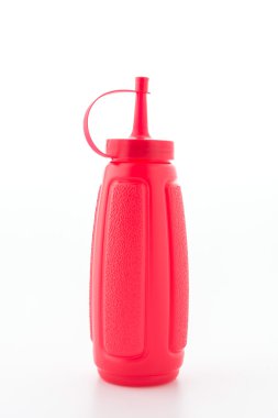 Beyaz arka plan üzerinde izole şişe sos