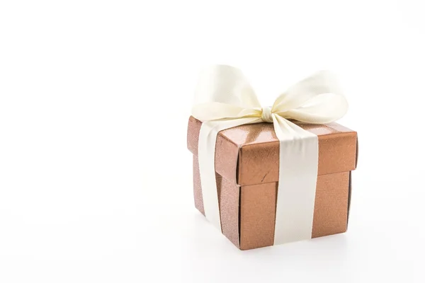 Boîte cadeau en or isolé sur fond blanc — Photo