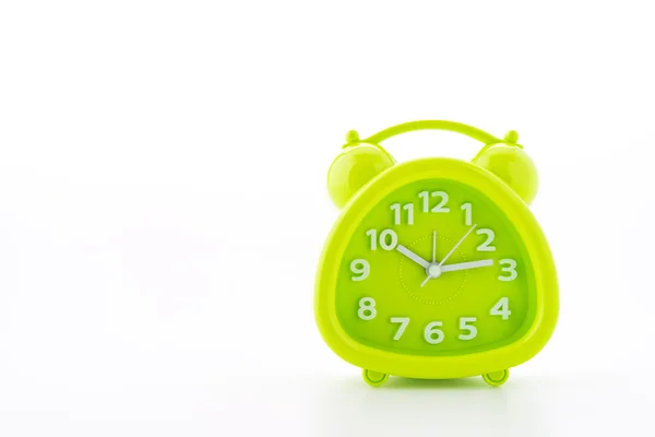 Reloj despertador verde aislado sobre fondo blanco — Foto de Stock