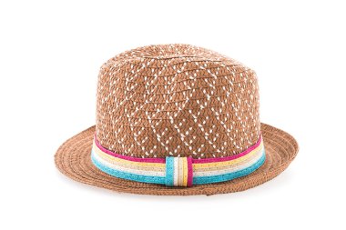 Beyaz arkaplanda kahverengi hasır şapka izole edilmiş