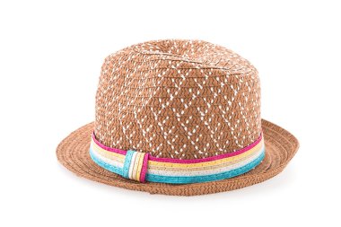 Beyaz arkaplanda kahverengi hasır şapka izole edilmiş