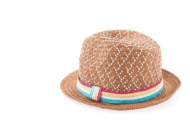 Beyaz arkaplanda kahverengi hasır şapka izole edilmiş