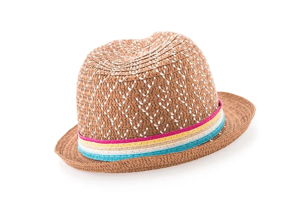 Beyaz arkaplanda kahverengi hasır şapka izole edilmiş