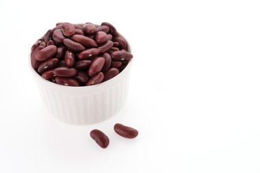 Beyaz arka plan üzerinde izole kırmızı fasulye böbrek