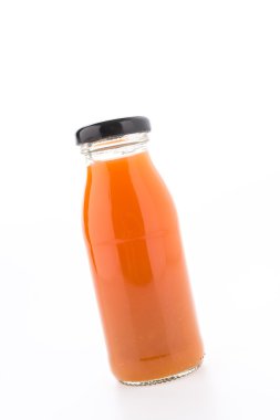 Beyaz arka plan üzerinde izole portakal suyu şişesi