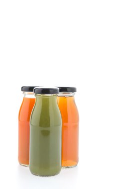 Beyaz arka plan üzerinde izole meyve suyu şişesi