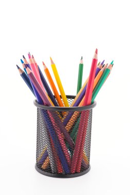 Beyaz arkaplanda izole edilmiş renkli kalem