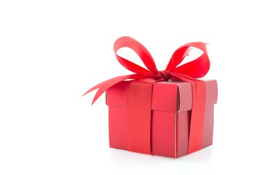 Kırmızı hediye kutusu beyaz arkaplanda izole edildi