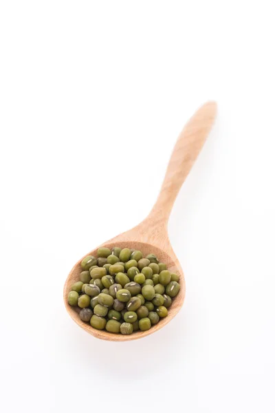 Groene mung bonen geïsoleerd op witte achtergrond — Stockfoto